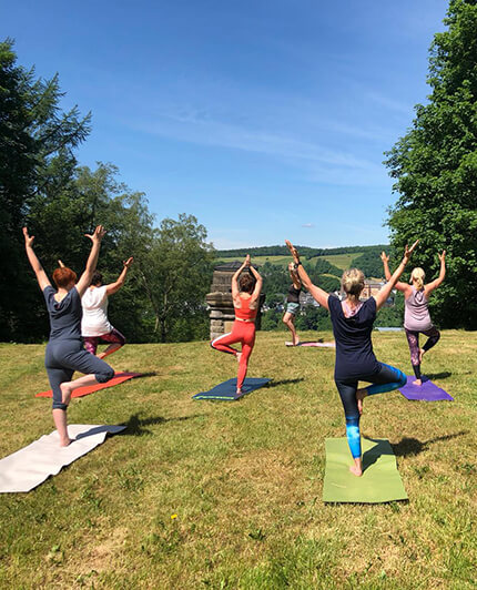 Frauen beim Yoga im Freien