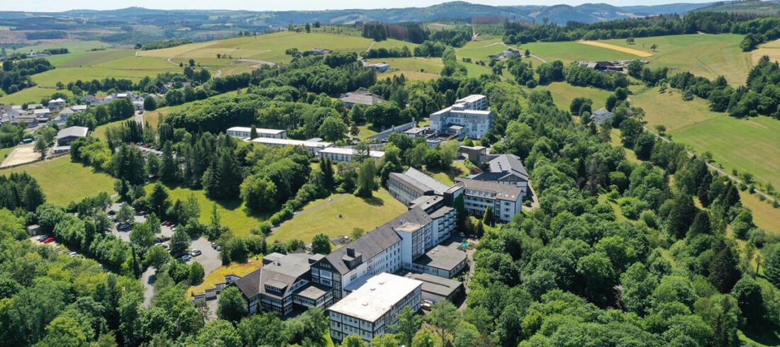 Das Bild zeigt eine Luftaufnahme der VAMED Rehaklinik Bad Berleburg