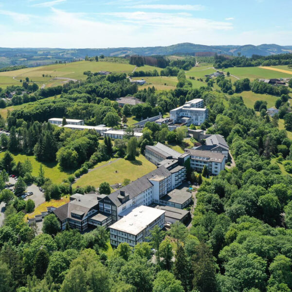 Das Bild zeigt eine Luftaufnahme der VAMED Rehaklinik Bad Berleburg