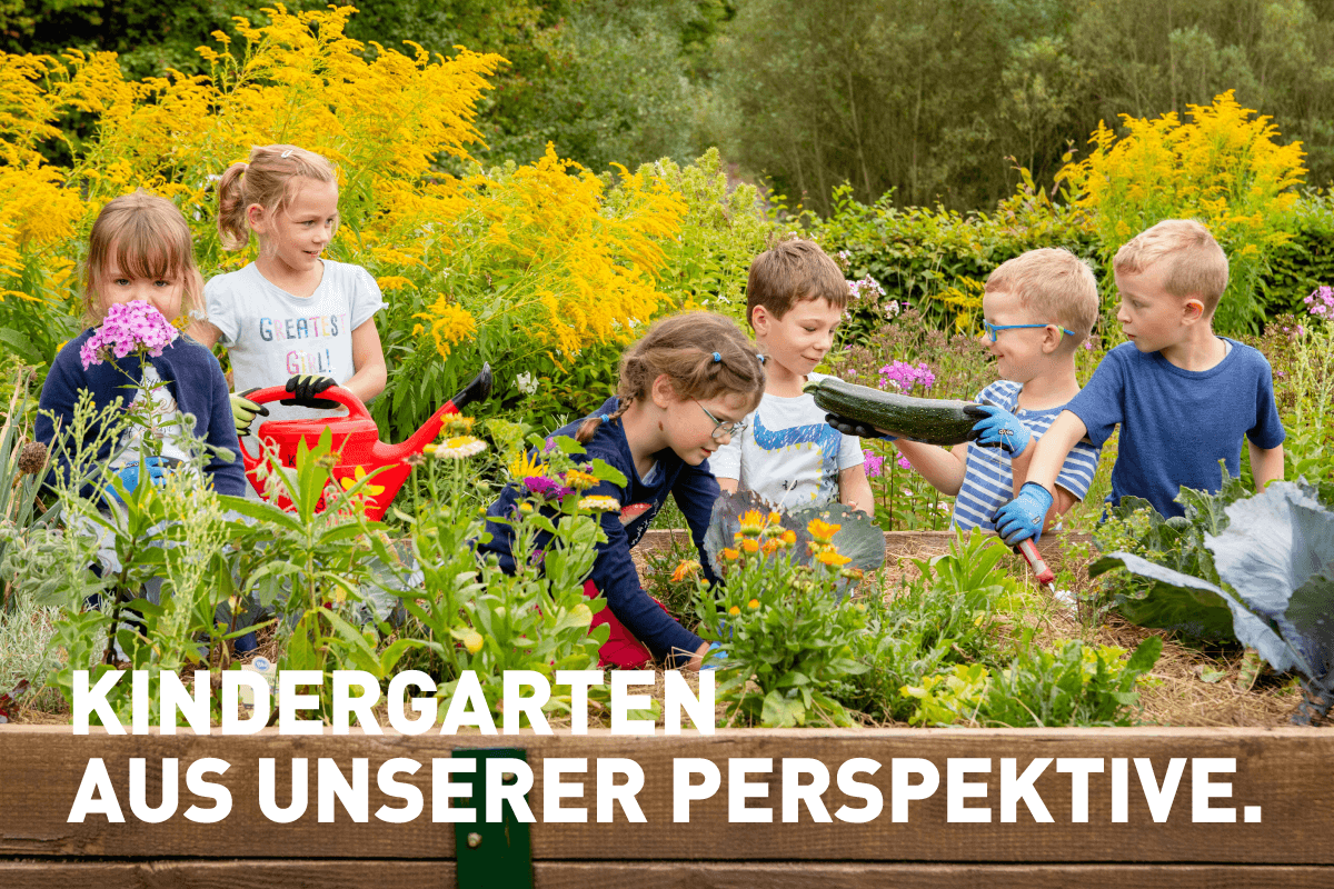 Das Foto zeigt das zweite Motiv der Kampagne "Einfach Ankommen": Zu sehen sind Kindergartenkinder, die ihr eigenes Gemüsebeet im Grünen bestellen.