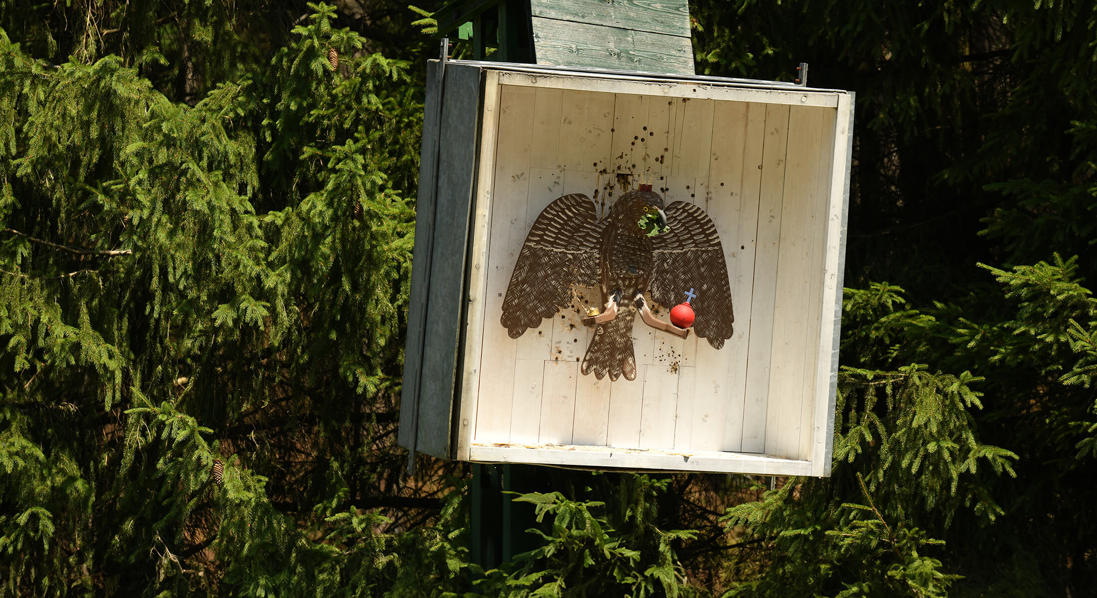 Zielorientiert aus unserer Perspektive. Ein hölzerner Vogel an der Vogelstange zum Schützenfest